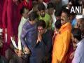 MNS chief Raj Thackeray visits Mumbai's Lalbaugcha Raja - Hindi News | MNS chief Raj Thackeray visits Mumbai's Lalbaugcha Raja | Latest national News at Lokmattimes.com