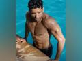 Farhan Akhtar flaunts abs in latest picture, Shibani Dandekar reacts - Hindi News | Farhan Akhtar flaunts abs in latest picture, Shibani Dandekar reacts | Latest entertainment News at Lokmattimes.com