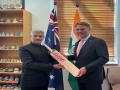 Jaishankar gifts signed bat from Virat Kohli to Australia Deputy PM in special gesture - Hindi News | Jaishankar gifts signed bat from Virat Kohli to Australia Deputy PM in special gesture | Latest international News at Lokmattimes.com