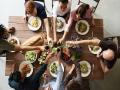Families less stressed when they eat meals together: Research - Hindi News | Families less stressed when they eat meals together: Research | Latest lifestyle News at Lokmattimes.com