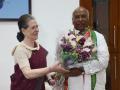 Sonia Gandhi congratulates Kharge on winning Congress presidential election, Rahul calls post "historic responsibility" - Hindi News | Sonia Gandhi congratulates Kharge on winning Congress presidential election, Rahul calls post "historic responsibility" | Latest politics News at Lokmattimes.com