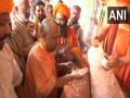 Diwali 2022: CM Yogi offers prayers at Hanuman Garhi temple in Ayodhya - Hindi News | Diwali 2022: CM Yogi offers prayers at Hanuman Garhi temple in Ayodhya | Latest national News at Lokmattimes.com