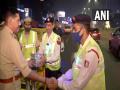 Diwali: Delhi CP meets on-duty police personnel, distributes sweets - Hindi News | Diwali: Delhi CP meets on-duty police personnel, distributes sweets | Latest national News at Lokmattimes.com