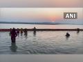 Prayagraj: Devotees take holy dip in Sangam in view of partial solar eclipse - Hindi News | Prayagraj: Devotees take holy dip in Sangam in view of partial solar eclipse | Latest national News at Lokmattimes.com