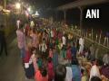 Devotees gather to offer "Argha" to rising sun as they observe Chhath Puja - Hindi News | Devotees gather to offer "Argha" to rising sun as they observe Chhath Puja | Latest national News at Lokmattimes.com