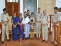Woman cop breastfeeds famished infant, gets felicitated by police chief - Hindi News | Woman cop breastfeeds famished infant, gets felicitated by police chief | Latest national News at Lokmattimes.com