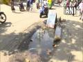Bengaluru: AAP activists protest as potholes claim two lives - Hindi News | Bengaluru: AAP activists protest as potholes claim two lives | Latest national News at Lokmattimes.com