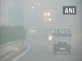Delhi wakes up to thick smog, air quality index dips to 'severe' - Hindi News | Delhi wakes up to thick smog, air quality index dips to 'severe' | Latest national News at Lokmattimes.com