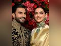 Wedding Anniversary: Ranveer Singh pays surprise visit to Deepika Padukone at work, presents her with flowers, chocolates - Hindi News | Wedding Anniversary: Ranveer Singh pays surprise visit to Deepika Padukone at work, presents her with flowers, chocolates | Latest entertainment News at Lokmattimes.com