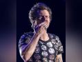 Harry Styles hit in the eye with candy during LA concert - Hindi News | Harry Styles hit in the eye with candy during LA concert | Latest entertainment News at Lokmattimes.com