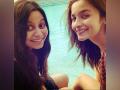 'Mama' Alia Bhatt poses with sister Shaheen for a sunkissed picture - Hindi News | 'Mama' Alia Bhatt poses with sister Shaheen for a sunkissed picture | Latest entertainment News at Lokmattimes.com