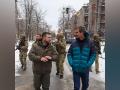 Bear Grylls met Volodymyr Zelenskyy , check out glimpse of their meeting in war-torn country - Hindi News | Bear Grylls met Volodymyr Zelenskyy , check out glimpse of their meeting in war-torn country | Latest entertainment News at Lokmattimes.com
