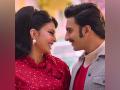 Ranveer Singh, Jacqueline Fernandez's romantic track 'Sun Zara' from 'Cirkus' out now - Hindi News | Ranveer Singh, Jacqueline Fernandez's romantic track 'Sun Zara' from 'Cirkus' out now | Latest entertainment News at Lokmattimes.com