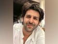 Check out Kartik Aaryan's cute moment with a little fan in London - Hindi News | Check out Kartik Aaryan's cute moment with a little fan in London | Latest entertainment News at Lokmattimes.com