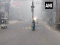 Fog shrouds Lucknow amid severe cold condition - Hindi News | Fog shrouds Lucknow amid severe cold condition | Latest national News at Lokmattimes.com