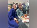 Urfi Javed bumps into Javed Akhtar, jokes 'finally met my grandfather' - Hindi News | Urfi Javed bumps into Javed Akhtar, jokes 'finally met my grandfather' | Latest entertainment News at Lokmattimes.com