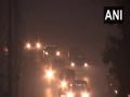 Dense fog engulfs Delhi: trains, flights delayed due to low visibility - Hindi News | Dense fog engulfs Delhi: trains, flights delayed due to low visibility | Latest national News at Lokmattimes.com