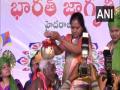 BRS' K Kavitha participates in Bhogi celebrations - Hindi News | BRS' K Kavitha participates in Bhogi celebrations | Latest national News at Lokmattimes.com