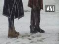Fur shoes on great demand after fresh snowfall in Kashmir - Hindi News | Fur shoes on great demand after fresh snowfall in Kashmir | Latest national News at Lokmattimes.com