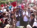 Jalandhar: Rahul Gandhi pays last respects to Congress MP Santokh Singh who died during Bharat Jodo Yatra - Hindi News | Jalandhar: Rahul Gandhi pays last respects to Congress MP Santokh Singh who died during Bharat Jodo Yatra | Latest politics News at Lokmattimes.com