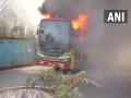 Mumbai: BEST bus catches fire in Bandra - Hindi News | Mumbai: BEST bus catches fire in Bandra | Latest national News at Lokmattimes.com