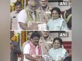 Telangana Governor felicitates 'Naatu Naatu' fame duo MM Keeravani and Chandrabose at Republic Day function - Hindi News | Telangana Governor felicitates 'Naatu Naatu' fame duo MM Keeravani and Chandrabose at Republic Day function | Latest entertainment News at Lokmattimes.com