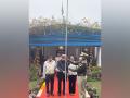 Veteran BJP leader LK Advani unfurls Tricolour at his residence in Delhi - Hindi News | Veteran BJP leader LK Advani unfurls Tricolour at his residence in Delhi | Latest national News at Lokmattimes.com