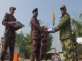 BSF exchanges sweets with Pakistan Rangers, Border Guard Bangladesh at int'l border on Republic Day - Hindi News | BSF exchanges sweets with Pakistan Rangers, Border Guard Bangladesh at int'l border on Republic Day | Latest national News at Lokmattimes.com