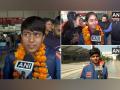 Women's U19 World Cup winners receive rousing welcome at Delhi IGI airport - Hindi News | Women's U19 World Cup winners receive rousing welcome at Delhi IGI airport | Latest cricket News at Lokmattimes.com