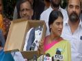 YS Sharmila "presents" walking shoes to KCR, dares him to walk in her padyatra - Hindi News | YS Sharmila "presents" walking shoes to KCR, dares him to walk in her padyatra | Latest politics News at Lokmattimes.com