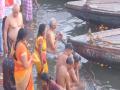 Devotees take holy dip in river Ganga in UP's Varanasi on occasion of 'Magh Purnima' - Hindi News | Devotees take holy dip in river Ganga in UP's Varanasi on occasion of 'Magh Purnima' | Latest national News at Lokmattimes.com