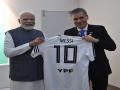 PM Narendra Modi receives Lionel Messi jersey as gift - Hindi News | PM Narendra Modi receives Lionel Messi jersey as gift | Latest football News at Lokmattimes.com
