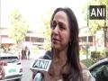 "Should control tongue.." Hema Malini schools Mahua Mitra for offensive language in LS - Hindi News | "Should control tongue.." Hema Malini schools Mahua Mitra for offensive language in LS | Latest politics News at Lokmattimes.com