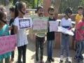 Parents protest in Vadodara, demand relaxation in age cap for wards' admission to Class 1 - Hindi News | Parents protest in Vadodara, demand relaxation in age cap for wards' admission to Class 1 | Latest national News at Lokmattimes.com