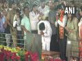 Eknath Shinde visits Balasaheb Thackeray memorial in Mumbai; pays floral tribute after ECI order - Hindi News | Eknath Shinde visits Balasaheb Thackeray memorial in Mumbai; pays floral tribute after ECI order | Latest politics News at Lokmattimes.com