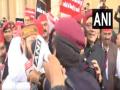 Samajwadi Party holds protest outside UP Assembly ahead of Budget Session - Hindi News | Samajwadi Party holds protest outside UP Assembly ahead of Budget Session | Latest politics News at Lokmattimes.com