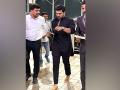 Oscar 2023: Ram Charan heads to US, spotted walking barefoot at airport - Hindi News | Oscar 2023: Ram Charan heads to US, spotted walking barefoot at airport | Latest entertainment News at Lokmattimes.com