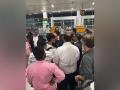 Heated argument breaks out between passengers, Air India staff over flight delay at Delhi airport - Hindi News | Heated argument breaks out between passengers, Air India staff over flight delay at Delhi airport | Latest national News at Lokmattimes.com