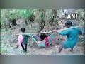 Andhra Pradesh: Woman gives birth at home, taken to hospital on makeshift palanquin in hilly area - Hindi News | Andhra Pradesh: Woman gives birth at home, taken to hospital on makeshift palanquin in hilly area | Latest national News at Lokmattimes.com