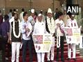 NCP MLAs turn up with onion garlands at Maharashtra Assembly, seek remedial measures as prices dip - Hindi News | NCP MLAs turn up with onion garlands at Maharashtra Assembly, seek remedial measures as prices dip | Latest national News at Lokmattimes.com