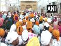 Devotees celebrate Hola Mohalla at Golden Temple in Amritsar - Hindi News | Devotees celebrate Hola Mohalla at Golden Temple in Amritsar | Latest politics News at Lokmattimes.com