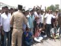 JD(S) workers block Bengaluru-Mysore highway in protest against toll charges for motorists - Hindi News | JD(S) workers block Bengaluru-Mysore highway in protest against toll charges for motorists | Latest politics News at Lokmattimes.com