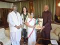 Usha Mangeshkar meets Maharashtra Governer Ramesh Bais - Hindi News | Usha Mangeshkar meets Maharashtra Governer Ramesh Bais | Latest entertainment News at Lokmattimes.com
