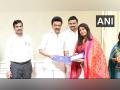 Tamil Nadu CM Stalin presents Oscar-winning director Kartiki Gonsalves Rs 1 crore cheque - Hindi News | Tamil Nadu CM Stalin presents Oscar-winning director Kartiki Gonsalves Rs 1 crore cheque | Latest entertainment News at Lokmattimes.com
