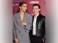 Zendaya appears to wear her boyfriend Tom Holland's initials on gold ring - Hindi News | Zendaya appears to wear her boyfriend Tom Holland's initials on gold ring | Latest entertainment News at Lokmattimes.com