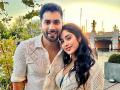 Varun Dhawan flexes his muscles in pool but Janhvi Kapoor's hilarious comment grabs everyone's attention - Hindi News | Varun Dhawan flexes his muscles in pool but Janhvi Kapoor's hilarious comment grabs everyone's attention | Latest entertainment News at Lokmattimes.com