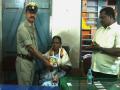 Karnataka: Railway Police felicitate 70-year-old woman who averted train accident - Hindi News | Karnataka: Railway Police felicitate 70-year-old woman who averted train accident | Latest national News at Lokmattimes.com