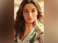 Alia Bhatt shares glimpse of her Monday mood, fans finds it relatable - Hindi News | Alia Bhatt shares glimpse of her Monday mood, fans finds it relatable | Latest entertainment News at Lokmattimes.com