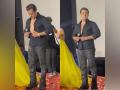 "Tumko lagta hai VFX": Salman Khan flaunts his six-pack abs at 'Kisi Ka Bhai Kisi Ki Jaan' trailer launch - Hindi News | "Tumko lagta hai VFX": Salman Khan flaunts his six-pack abs at 'Kisi Ka Bhai Kisi Ki Jaan' trailer launch | Latest entertainment News at Lokmattimes.com