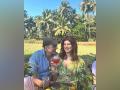 Watch: Akshay Kumar, Twinkle Khanna hold hands, sip tea in a new video - Hindi News | Watch: Akshay Kumar, Twinkle Khanna hold hands, sip tea in a new video | Latest entertainment News at Lokmattimes.com
